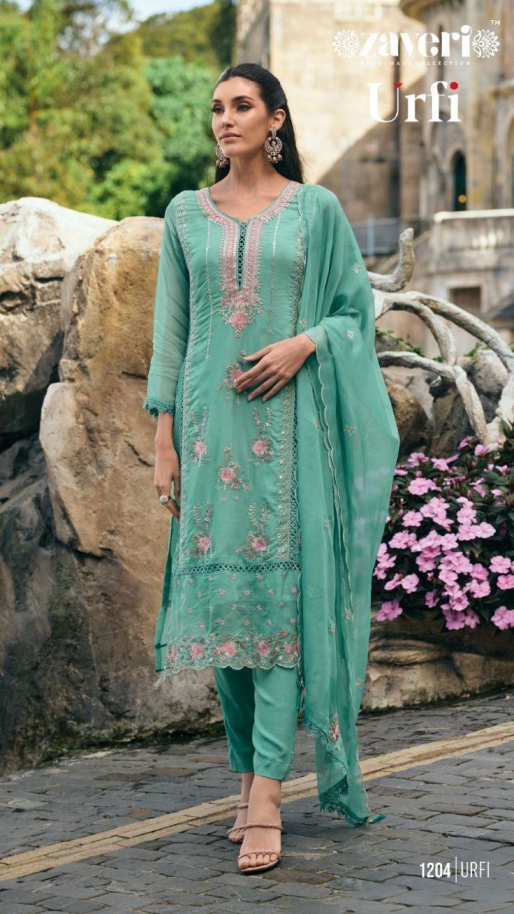 Aggregate more than 92 embroidered suits wholesale super hot