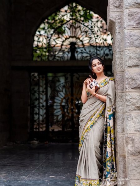 Accessible Grey Heavy Linen Printed Saree with Running Blouse and Fumka Pallu Printed Cotton Sarees Wholesale