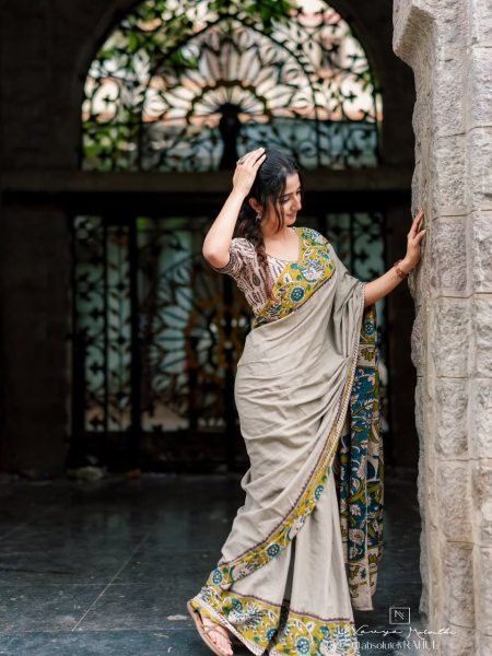 Accessible Grey Heavy Linen Printed Saree with Running Blouse and Fumka Pallu Printed Cotton Sarees Wholesale