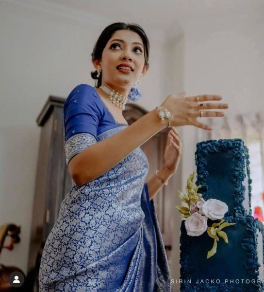 Adaptable Blue Lichi Silk Saree with All Over Jacquard Pattern for Festive Wear Silk Sarees Wholesale