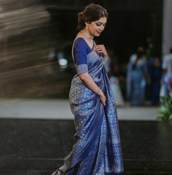 Adaptable Blue Lichi Silk Saree with All Over Jacquard Pattern for Festive Wear Silk Sarees Wholesale