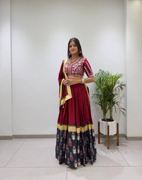 Adaptable Maroon Printed Rayon Navratri Lehenga with Real Mirror Work For Manufacturer Rate Navratri Lehnega Choli