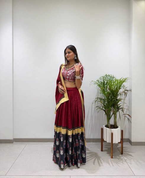 Adaptable Maroon Printed Rayon Navratri Lehenga with Real Mirror Work For Manufacturer Rate Navratri Lehnega Choli
