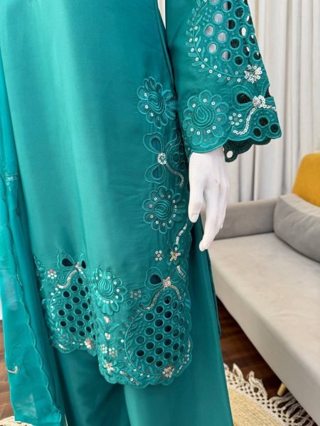 Boutique Style Suit Set With Dupatta for Resellers Collection Ready To Wear Collection