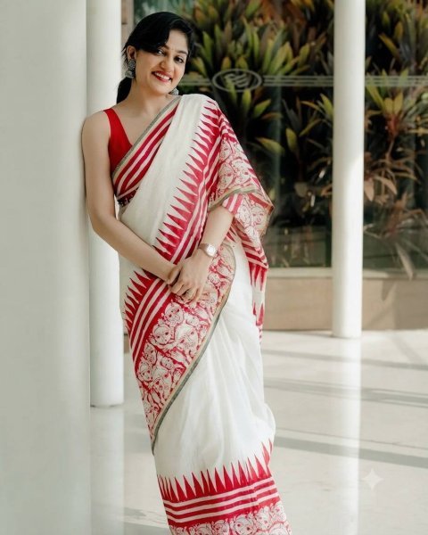 Captivating White Designer Linen Cotton Doll Print Saree with Matching Blouse For Bulk Order Printed Cotton Sarees Wholesale