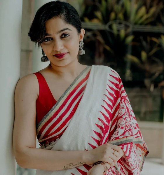 Captivating White Designer Linen Cotton Doll Print Saree with Matching Blouse For Bulk Order Printed Cotton Sarees Wholesale