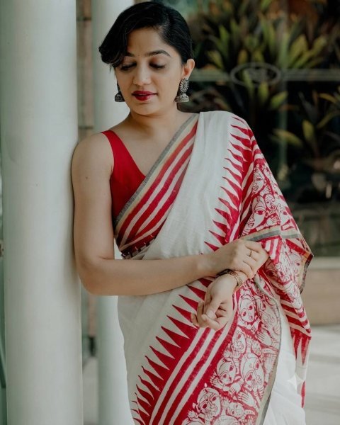 Captivating White Designer Linen Cotton Doll Print Saree with Matching Blouse For Bulk Order Printed Cotton Sarees Wholesale