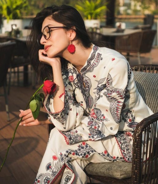 Charismatic White Kurti Palazzo Set with Thread Embroidery and Latkan Neck CO ORD Sets