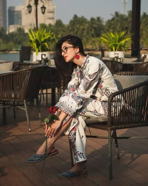 Charismatic White Kurti Palazzo Set with Thread Embroidery and Latkan Neck CO ORD Sets