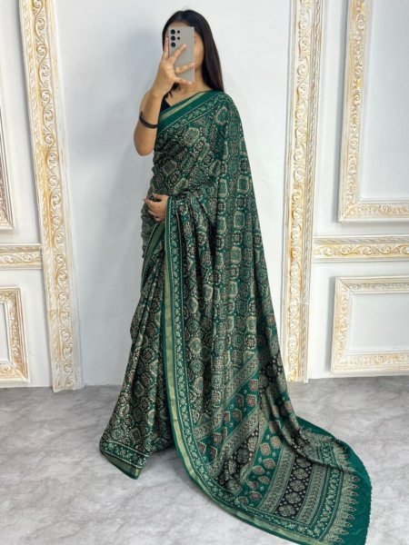 Comfortable Green Mal Cotton Saree with Ethnic Design and Border