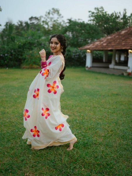 Compact White Linen Cotton Floral Digital Print Saree with Matching Blouse Piece  Printed Cotton Sarees Wholesale