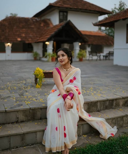 Compact White Linen Cotton Floral Digital Print Saree with Matching Blouse Piece  Printed Cotton Sarees Wholesale