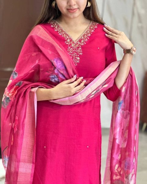 Dazzling Gajri Pink 3-Piece Kurta Set with Embroidered Work 3 Piece Kurti Set