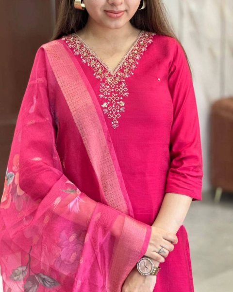 Dazzling Gajri Pink 3-Piece Kurta Set with Embroidered Work 3 Piece Kurti Set
