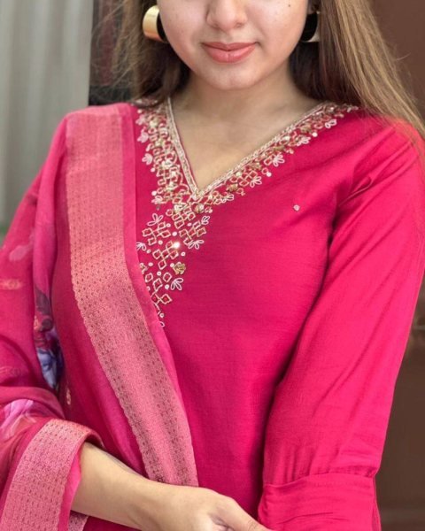 Dazzling Gajri Pink 3-Piece Kurta Set with Embroidered Work 3 Piece Kurti Set