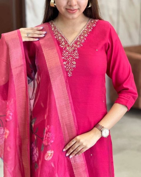 Dazzling Gajri Pink 3-Piece Kurta Set with Embroidered Work 3 Piece Kurti Set