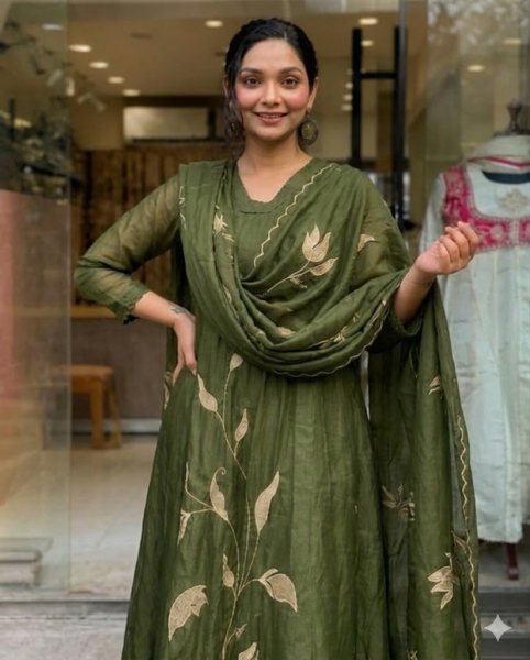 Designer Rayon Kurti with Embroidery and Solid Pant for Daily And Office Wear Embroidery Kurtis 