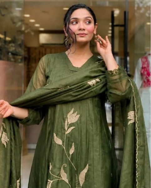 Designer Rayon Kurti with Embroidery and Solid Pant for Daily And Office Wear Embroidery Kurtis 