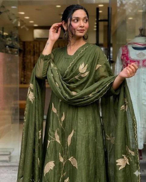 Designer Rayon Kurti with Embroidery and Solid Pant for Daily And Office Wear Embroidery Kurtis 