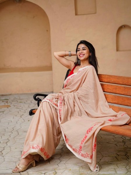 Dynamic Cream Royal Linen Cotton Saree with Soft and Comfortable Fabric Feel Cotton Sarees Wholesale