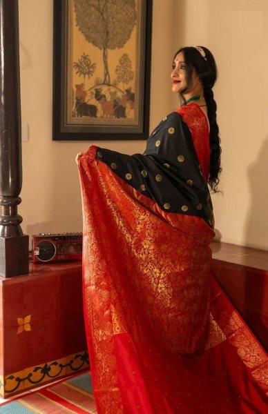 Efficient Black Women's Lichi Silk Saree with Rich Jacquard Pallu For Festival Silk Sarees Wholesale
