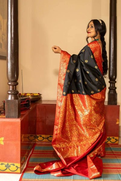 Efficient Black Women's Lichi Silk Saree with Rich Jacquard Pallu For Festival Silk Sarees Wholesale