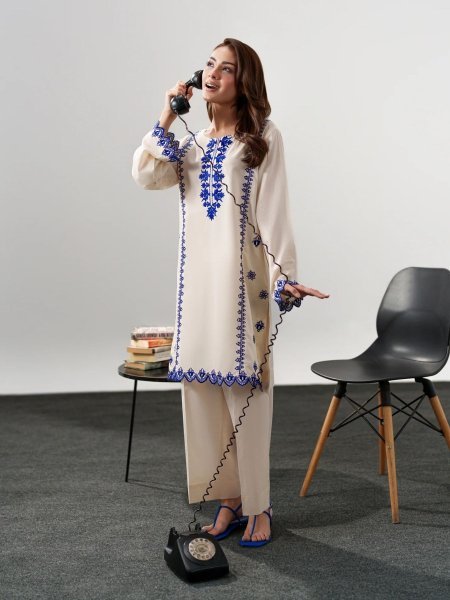 Effortless White Elegant Chanderi Silk Embroidered Kurta Pant Set for Women 