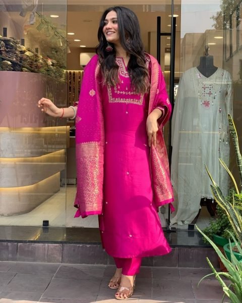 Elegant Pink Viscose Jacquard Kurta Set with Embroidered Dupatta 3 Piece Kurti Set