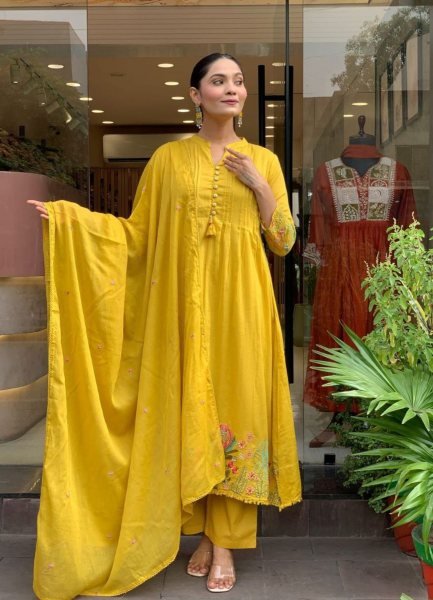 Exceptional Chanderi Silk Embroidered three piece kurti set for resellers Kurtis