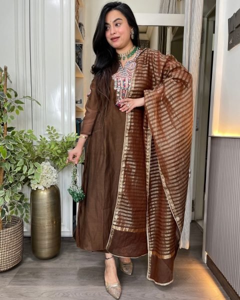 Fascinating Chanderi 3 pic Kurti Set With Jacquard Dupatta For Boutique Price Embroidery Kurtis 