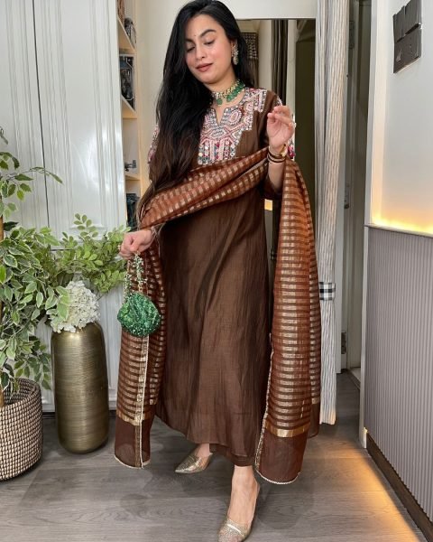 Fascinating Chanderi 3 pic Kurti Set With Jacquard Dupatta For Boutique Price Embroidery Kurtis 