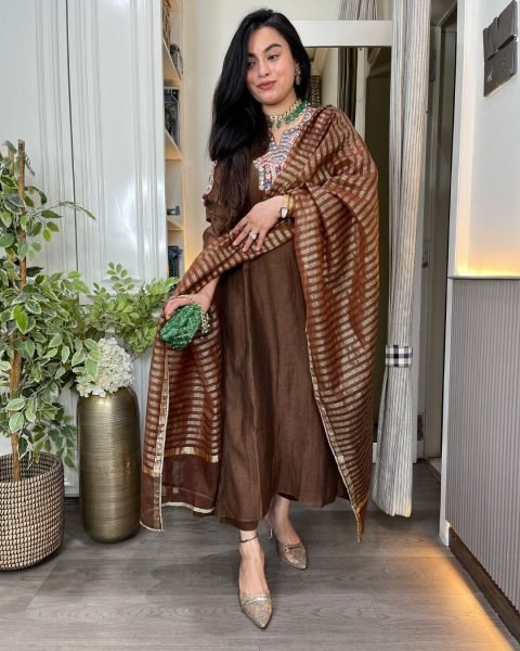 Fascinating Chanderi 3 pic Kurti Set With Jacquard Dupatta For Boutique Price Embroidery Kurtis 