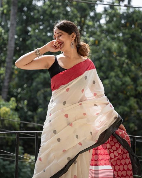 Fascinating White Linen Cotton Saree with Matching Blouse for Bluk Order  Printed Cotton Sarees Wholesale