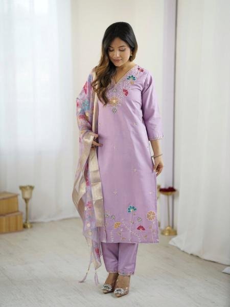 Grace infused Purple Embroidered Viscose Gadhwal Kurta Set with Organza Dupatta 3 Piece Kurti Set