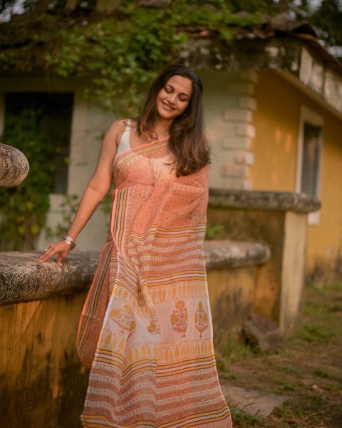 Groundbreaking Peach Designer Cotton Kota Check Saree with Full Body Digital Print Cotton Sarees Wholesale