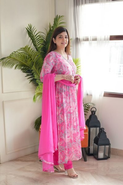 Iconic Chinon Kurta Set with Nazmin Dupatta     Floral Print Design in best price 3 Piece Kurti Set