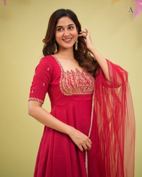 Intuitive Red Fully Stitched Fandy Crush Silk Gown with Butterfly Net Dupatta at Wholesale Rate Ready To Wear Collection