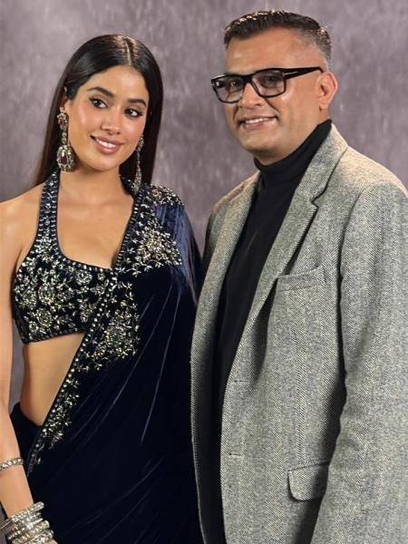 Janvi Kapoor Celebrity-Inspired Velvet Saree with Embroidery Border and Unstitched Blouse Bollywood Fancy Sarees Wholesale