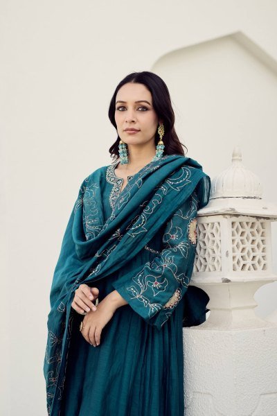 Lightweight Mul Chanderi Hand Work Kurti Pant With Jacquard Silk Dupatta Dupatta Set for Resellers and Retailers Embroidery Kurtis 