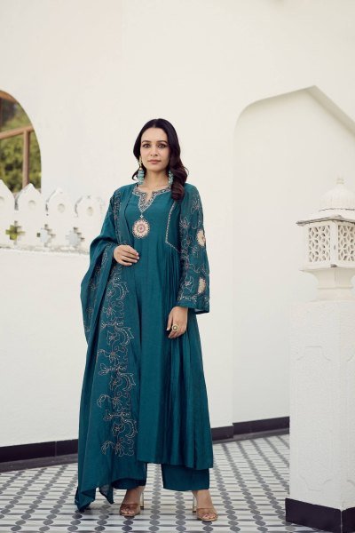 Lightweight Mul Chanderi Hand Work Kurti Pant With Jacquard Silk Dupatta Dupatta Set for Resellers and Retailers Embroidery Kurtis 