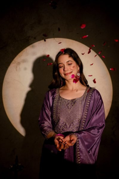 Luxurious Onion Chanderi Viscose Kurti Pant Dupatta Set with Zari Work Embroidery Kurtis 