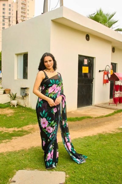 Mesmerizing Black Teby Silk Floral Print Saree with Cut Dana Border and Jalpari Silk Blouse Silk Sarees Wholesale