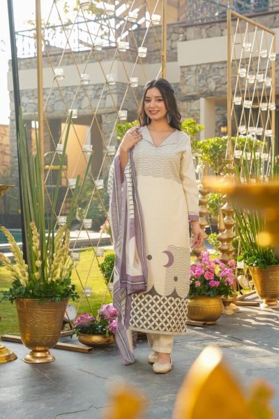 Mesmerizing Off White Printed Kurti Set with Gadhwal Pant for Daily Wear Printed Kurtis