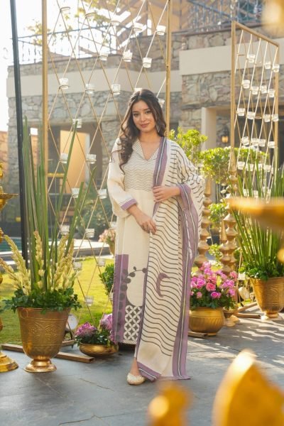 Mesmerizing Off White Printed Kurti Set with Gadhwal Pant for Daily Wear Printed Kurtis