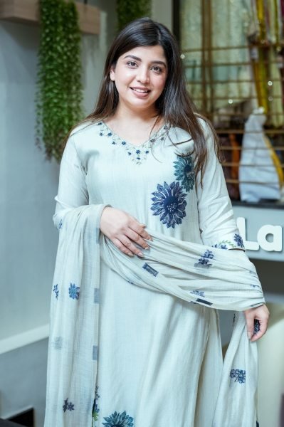 Modish White Pure Lilan Suit Set with Hand Work Neck and Printed Dupatta Cotton Kurtis Wholesale