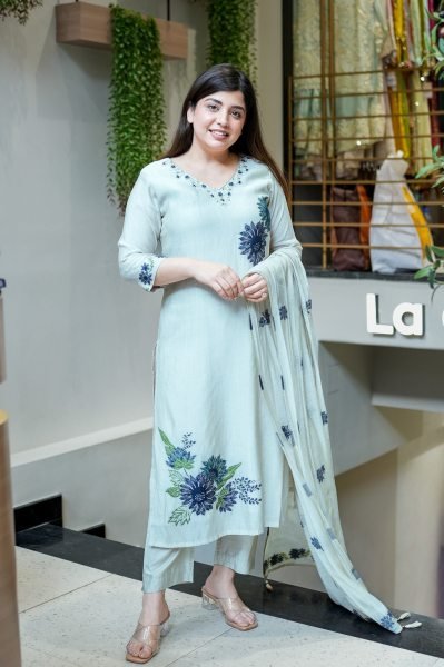 Modish White Pure Lilan Suit Set with Hand Work Neck and Printed Dupatta Cotton Kurtis Wholesale