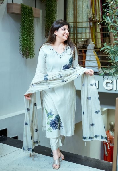 Modish White Pure Lilan Suit Set with Hand Work Neck and Printed Dupatta Cotton Kurtis Wholesale