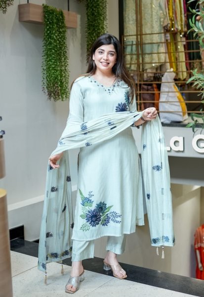 Modish White Pure Lilan Suit Set with Hand Work Neck and Printed Dupatta Cotton Kurtis Wholesale