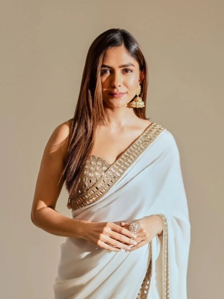 Mrunal Thakur Inspired Off-White Chiffon Saree with Hand-Cut Mirror Work Border Bollywood Fancy Sarees Wholesale