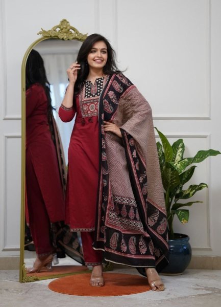 Rayon Slub three piece Set with Hand Work at Wholesale Rate Tunics kurti